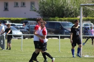 Joueurs des Seniors A de l'USCCA fêtant leur qualification en demi-finale de coupe départementale